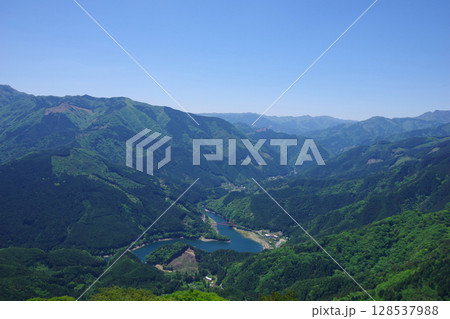 愛媛県四国中央市　翠波西峰展望台から金砂湖方面を望む 128537988