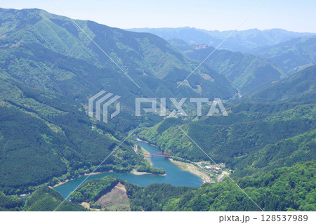 愛媛県四国中央市　翠波西峰展望台から金砂湖を望む 128537989