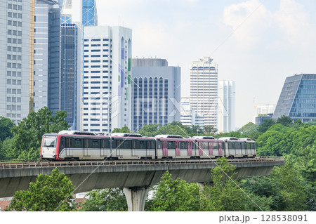 クアラルンプールの市街地を走るLRT 128538091