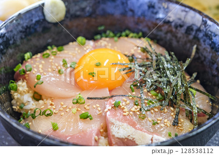 瀬戸内海名物のぶりの漬け丼 瀬戸内海名物のぶりの漬け丼 128538112