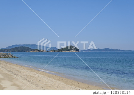 笹尾海水浴場から望む瀬戸内海と小豆島 128538114