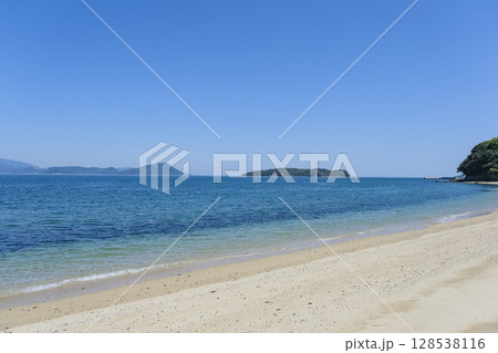 笹尾海水浴場から望む瀬戸内海と小豆島 128538116