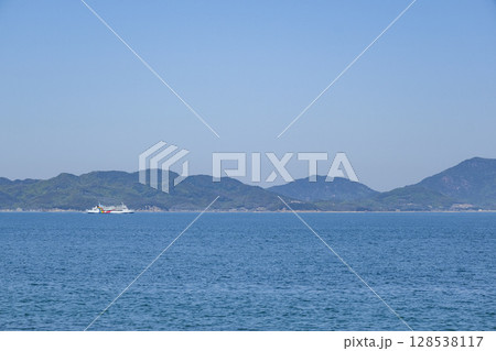 笹尾海水浴場から望む瀬戸内海と小豆島 笹尾海水浴場から望む瀬戸内海と小豆島 128538117