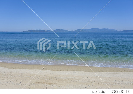 笹尾海水浴場から望む瀬戸内海と小豆島 笹尾海水浴場から望む瀬戸内海と小豆島 128538118