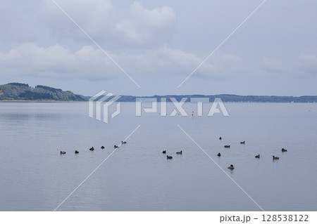 青森県最大の湖である小川原湖 128538122