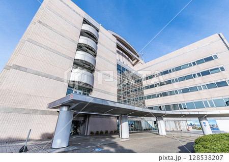 新潟県新潟市　快晴の新潟市役所 128538207