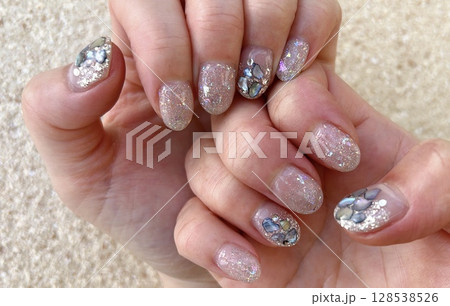 夏の大人可愛いシェルネイルデザイン 128538526