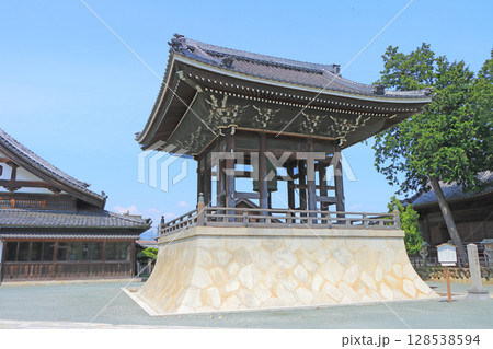 愛知県豊川市、豊川稲荷鐘楼堂の風景 128538594