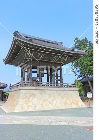 愛知県豊川市、豊川稲荷鐘楼堂の風景 128538595