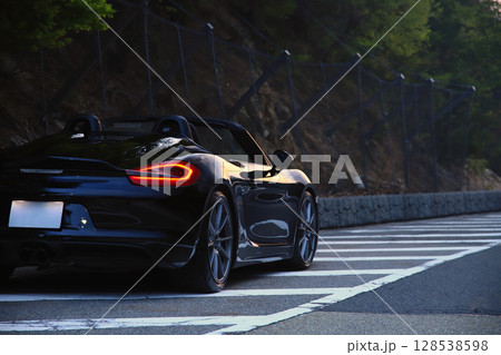 ツヤツヤの黒いオープンカー ツヤツヤの黒いオープンカー 128538598