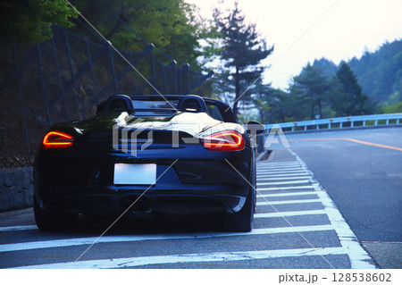 ツヤツヤの黒いオープンカー 128538602