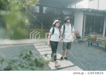 inbound tourist 128538628