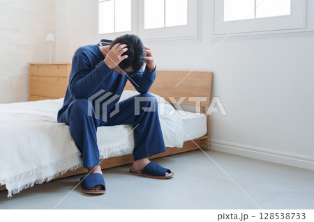 ベッドで落ち込む男性 ベッドで落ち込む男性 128538733