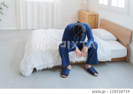 ベッドで落ち込む男性 ベッドで落ち込む男性 128538734