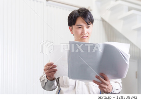 図面を確認する作業員 128538842