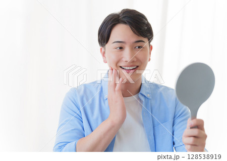 スキンケアする男性 スキンケアする男性 128538919