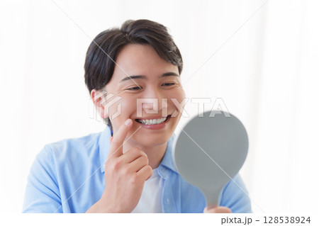 歯をチェックする男性 128538924