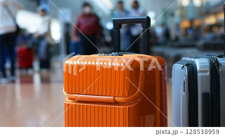 空港とスーツケース　旅行のイメージ 128538959
