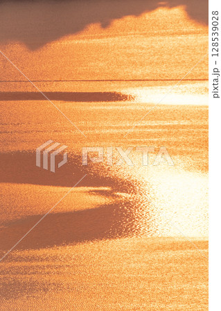 朝日でオレンジ色に輝く水面　東郷池周辺 128539028