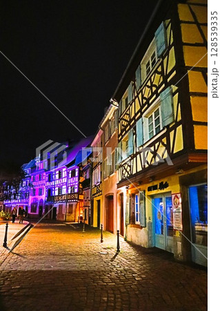 フランス・コルマール旧市街の夜 フランス・コルマール旧市街の夜 128539335