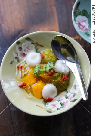 白玉の入ったフルーツゼリー 128539791
