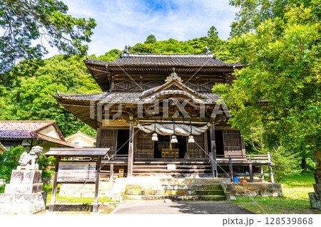 【世界遺産 石見銀山遺跡とその文化的景観】【重伝建】大森銀山　初夏の城上神社2　島根県大田市 128539868