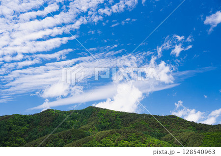 流れる雲と青空と山 128540963