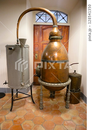 フランス・グラース香水博物館の香水製造機 128541350