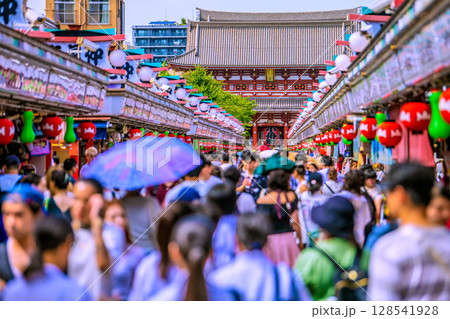 日本の東京都市景観 インバウンド続く…まるで異国…外国人観光客らで大混雑の浅草寺＝7月17日 128541928