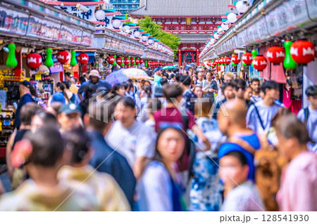 日本の東京都市景観 インバウンド続く…まるで異国…外国人観光客らで大混雑の浅草寺=7月17日 日本の東京都市景観 インバウンド続く…まるで異国…外国人観光客らで大混雑の浅草寺=7月17日 128541930
