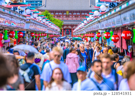 日本の東京都市景観 インバウンド続く…まるで異国…外国人観光客らで大混雑の浅草寺=7月17日 日本の東京都市景観 インバウンド続く…まるで異国…外国人観光客らで大混雑の浅草寺=7月17日 128541931