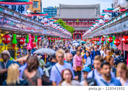日本の東京都市景観 インバウンド続く…まるで異国…外国人観光客らで大混雑の浅草寺=7月17日 日本の東京都市景観 インバウンド続く…まるで異国…外国人観光客らで大混雑の浅草寺=7月17日 128541932