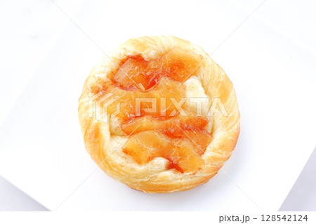 アップルデニッシュ - りんご煮をたっぷり使ったおいしそうなリンゴのデニッシュ 128542124