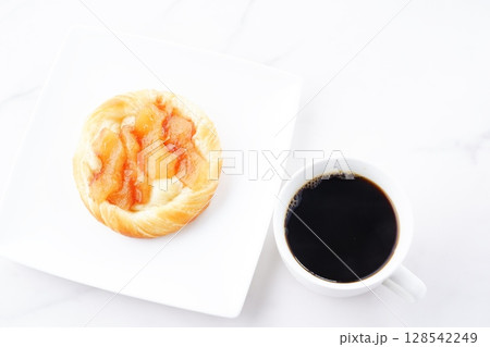 りんご煮をたっぷり使ったおいしそうな「りんごデニッシュ」と、淹れたてのコーヒーで、コーヒーブレイク りんご煮をたっぷり使ったおいしそうな「りんごデニッシュ」と、淹れたてのコーヒーで、コーヒーブレイク 128542249