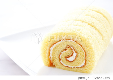 ロールケーキ - ふんわりとした食感のロールケーキ(バニラ)でおやつの時間 ロールケーキ - ふんわりとした食感のロールケーキ(バニラ)でおやつの時間 128542469
