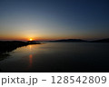 油谷湾に沈む夕日 128542809