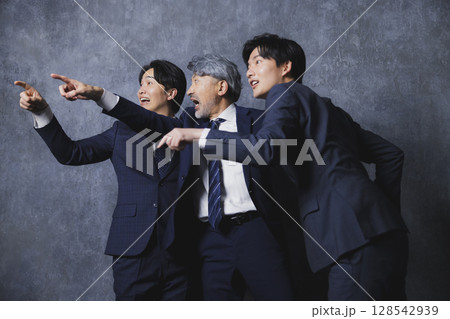 慌てる3人のビジネスマン 慌てる3人のビジネスマン 128542939