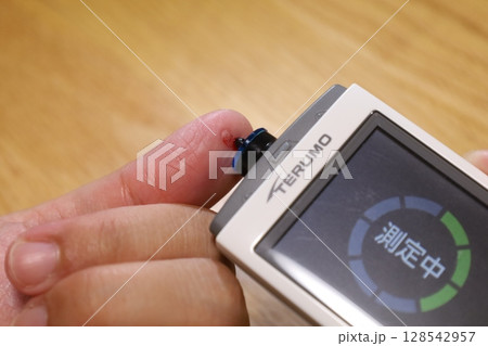 血糖測定をしている人 128542957