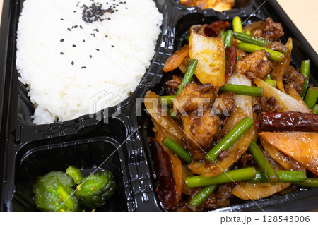 おいしい鶏肉唐辛子野菜炒め中華弁当 おいしい鶏肉唐辛子野菜炒め中華弁当 128543006