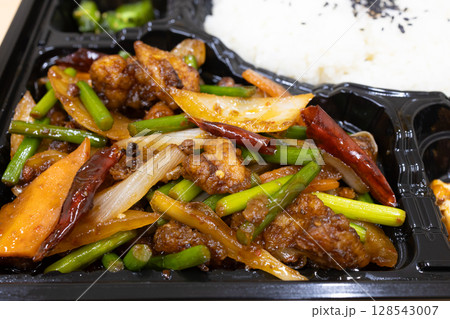 おいしい鶏肉唐辛子野菜炒め中華弁当 おいしい鶏肉唐辛子野菜炒め中華弁当 128543007