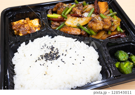 おいしい鶏肉唐辛子野菜炒め中華弁当 128543011