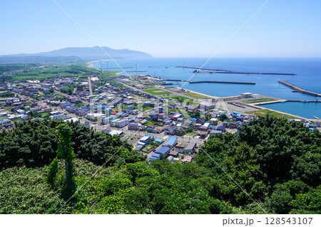 立象山展望台から見るせたな町の町並み、夏！ 128543107