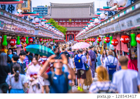 日本の東京都市景観 インバウンド続く…まるで異国…外国人観光客らで大混雑の浅草寺＝7月17日 128543417