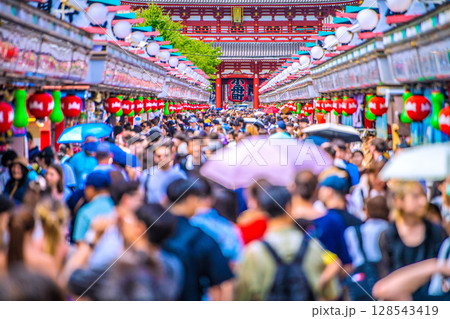 日本の東京都市景観 インバウンド続く…まるで異国…外国人観光客らで大混雑の浅草寺＝7月17日 128543419