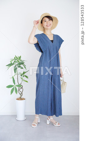 女性の夏服ファッションコーディネート全身 女性の夏服ファッションコーディネート全身 128543533