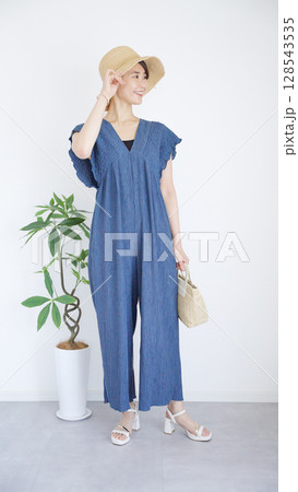 女性の夏服ファッションコーディネート全身 女性の夏服ファッションコーディネート全身 128543535