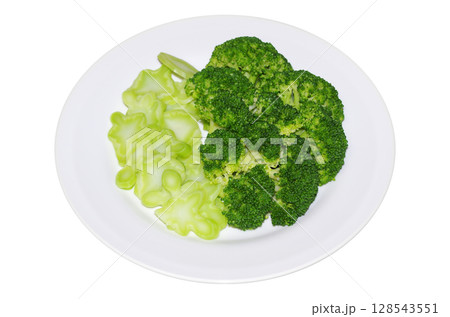 房と茎を食べやすい大きさにカットして茹でた新鮮で綺麗な緑色のブロッコリーを皿に盛った状態(背景透明) 房と茎を食べやすい大きさにカットして茹でた新鮮で綺麗な緑色のブロッコリーを皿に盛った状態(背景透明) 128543551