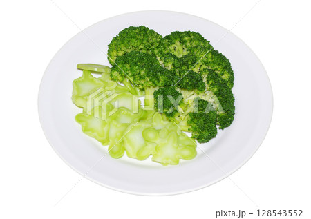 房と茎を食べやすい大きさにカットして茹でた新鮮で綺麗な緑色のブロッコリーを皿に盛った状態（背景透明） 128543552
