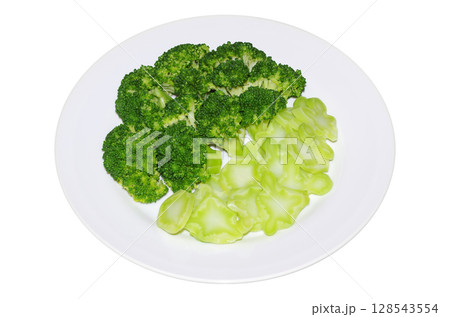 房と茎を食べやすい大きさにカットして茹でた新鮮で綺麗な緑色のブロッコリーを皿に盛った状態（背景透明） 128543554