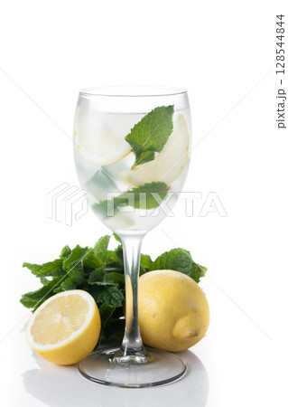 Hugo Spritz cocktail in glass 128544844